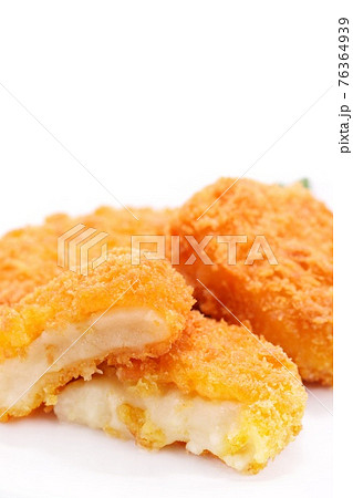 コロッケ 断面 惣菜 揚げ物 明るい背景 コロッケ 断面 惣菜 揚げ物 明るい背景 76364939