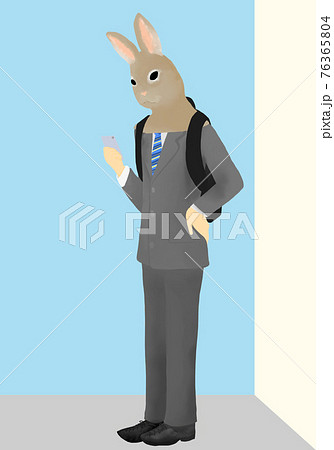 スマートフォンを見るリュックをしょったスーツ姿のウサギ頭の若い男性 76365804