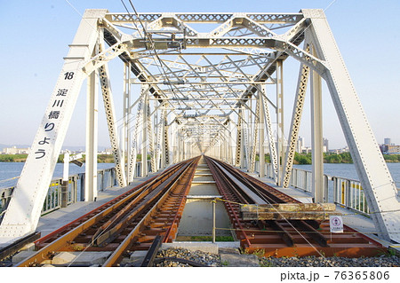 真正面、左右対称　大阪　淀川の白い橋（淀川橋梁）と対岸の街 76365806