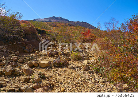 栃木県那須岳の登山道(1600m付近)から見た南西側の茶臼岳 栃木県那須岳の登山道(1600m付近)から見た南西側の茶臼岳 76366425