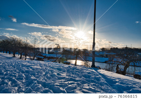 冬の川沿いの夕暮れ 冬の川沿いの夕暮れ 76366815