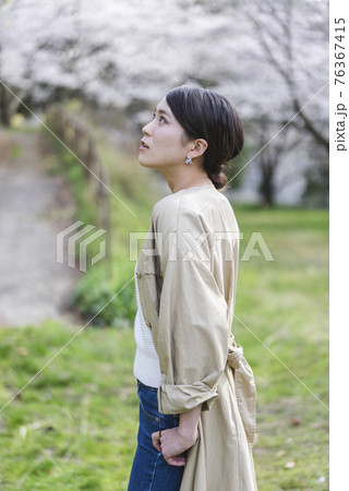 自然の中の女性 76367415