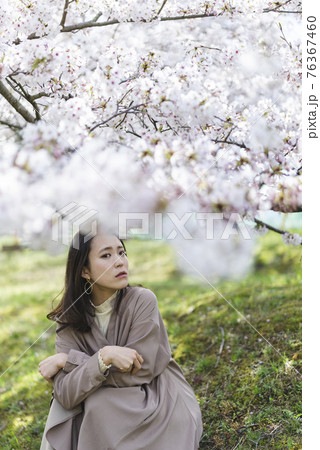 自然の中の女性 自然の中の女性 76367460