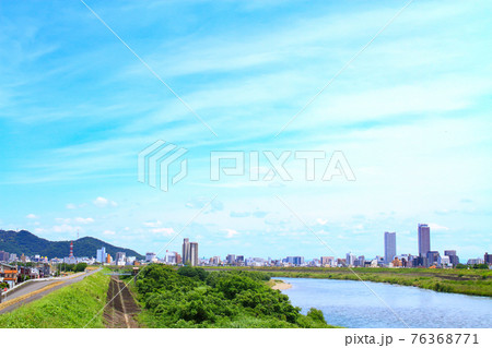 岐阜市、長良川と岐阜駅超前高層ビル郡とその周辺の風景 76368771