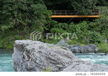 東京青梅市にある御岳渓谷周遊コース上から観える多摩川と岩 76369309