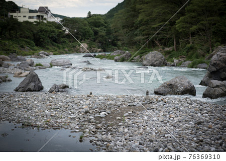 東京青梅市にある御岳渓谷周遊コース上から観える多摩川と岩 76369310