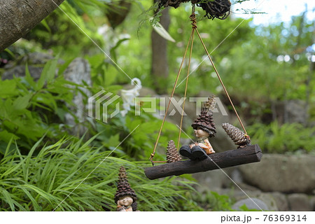 東京青梅市にある御岳渓谷周遊コース上の人形 東京青梅市にある御岳渓谷周遊コース上の人形 76369314