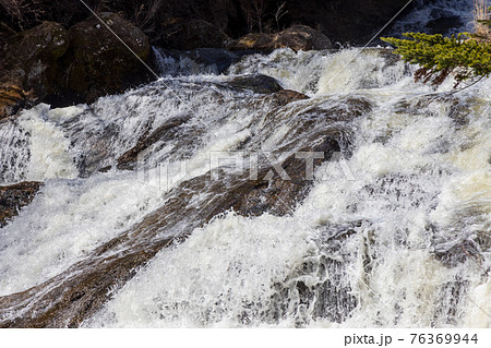 岩に砕ける竜頭の滝の激しい流れ 岩に砕ける竜頭の滝の激しい流れ 76369944