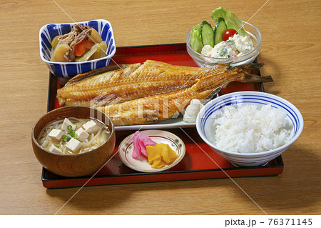 料理 朝食 バイキング 焼き魚定食 料理 朝食 バイキング 焼き魚定食 76371145