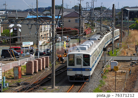 越生駅を発車する東武越生線8000系 越生駅を発車する東武越生線8000系 76371212