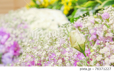 葬儀場の花祭壇 76371227