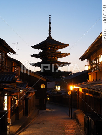 京都 マジックアワーの八坂の塔 京都 マジックアワーの八坂の塔 76371443