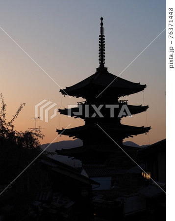 京都　マジックアワーの八坂の塔 76371448