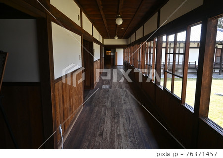 京都御所の閑院宮邸跡の通路 京都御所の閑院宮邸跡の通路 76371457