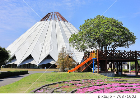 出水市ツル博物館　クレインパークいずみ　春の風景 76371602