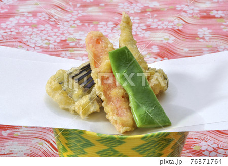 和食の一品料理　盛付　天麩羅 76371764
