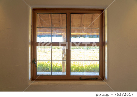 カフェによくあるオシャレな室内窓 76372617
