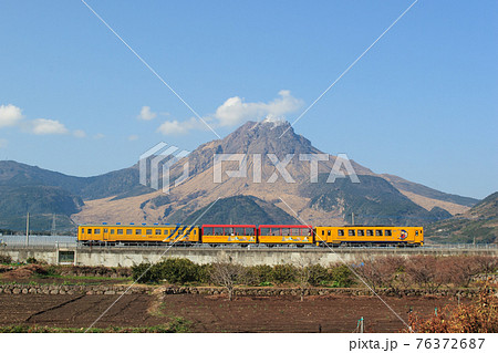 雲仙普賢岳とトロッコ列車（島原鉄道） 76372687