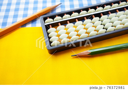 子供らしい雰囲気のそろばんの写真素材