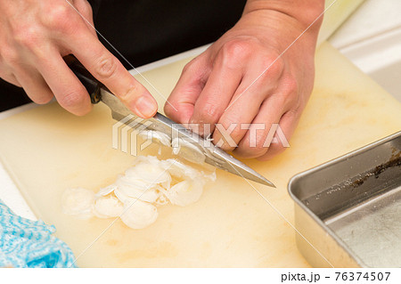ネギを切る料理人の手元 ネギを切る料理人の手元 76374507