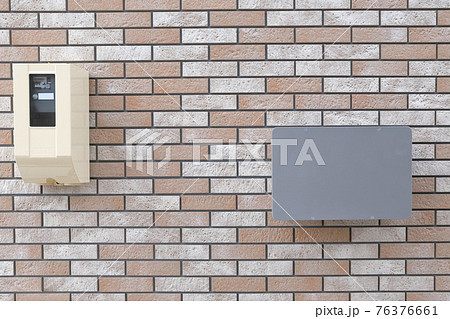 住宅街の太陽光発電用パワーコンディショナ装置と電力量計（PCS、スマートメーター） 76376661