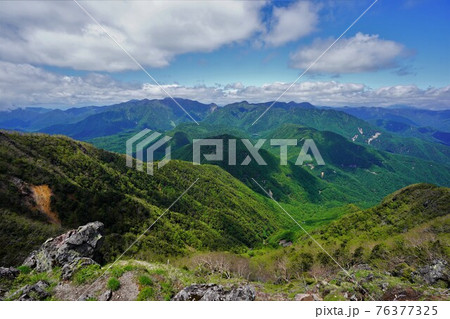 太郎山頂からの日光白根山方面の山々 76377325