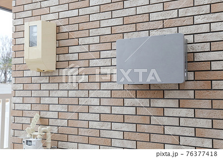 住宅街の太陽光発電用パワーコンディショナ装置と電力量計（PCS、スマートメーター） 76377418