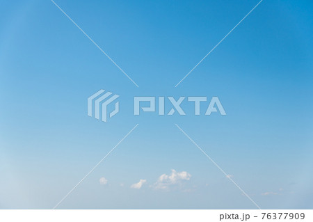 【青空と雲少な目 空背景や空合成素材】 【青空と雲少な目 空背景や空合成素材】 76377909