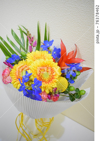 夏らしい色合いのブーケ 76378462