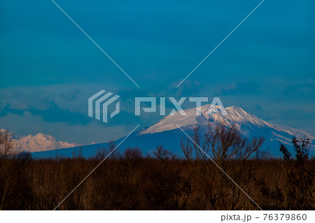 Sunrise over the Monte Baldo italians snowy Alps, in winter 76379860