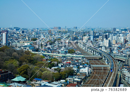 北とぴあより名主の滝公園と行き来する新幹線を望む　北陸新幹線など 76382689