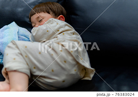 子供の寝顔 パジャマ姿の写真素材