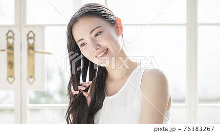 笑顔の若い女性　美容　ビューティー 76383267