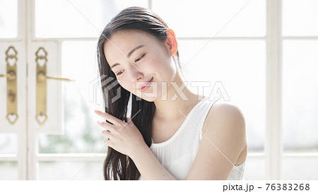 笑顔の若い女性　美容　ビューティー 76383268