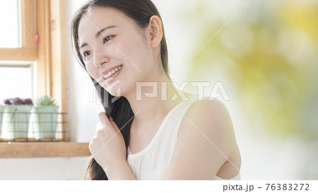 笑顔の若い女性 美容 ビューティー 笑顔の若い女性 美容 ビューティー 76383272