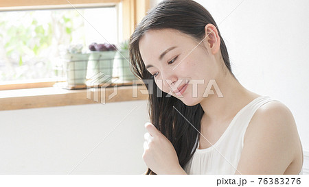 笑顔の若い女性　美容　ビューティー 76383276