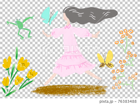 春の陽気に駆け出す女の子 76383488