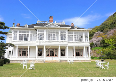 【鳥取県】晴天下の仁風閣と満開の桜 76383787