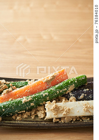 糠床から取り出した糠漬け 糠床から取り出した糠漬け 76384010