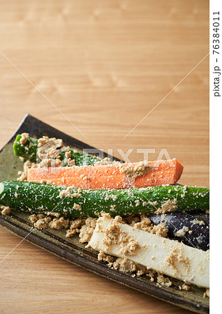 糠床から取り出した糠漬け 糠床から取り出した糠漬け 76384011