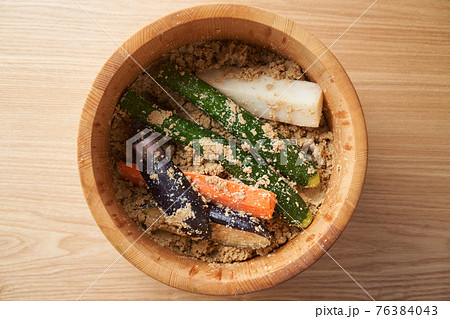 糠床に漬けた糠漬け 糠床に漬けた糠漬け 76384043