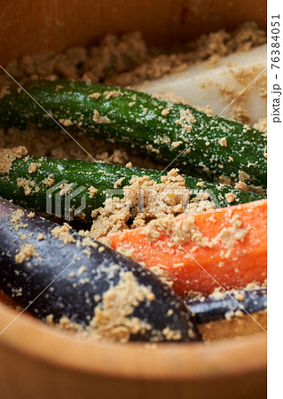 糠床に漬けた糠漬け 76384051