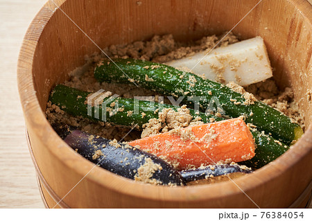 糠床に漬けた糠漬け 76384054