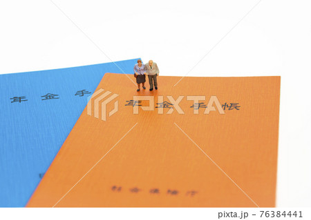 年金問題 年金手帳と老夫婦 年金問題 年金手帳と老夫婦 76384441