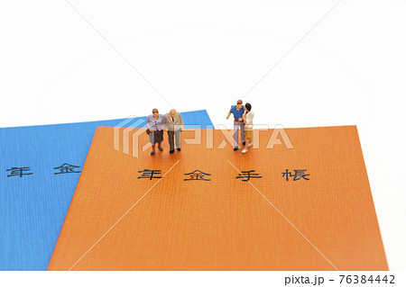 年金問題　年金手帳と老夫婦と若夫婦 76384442