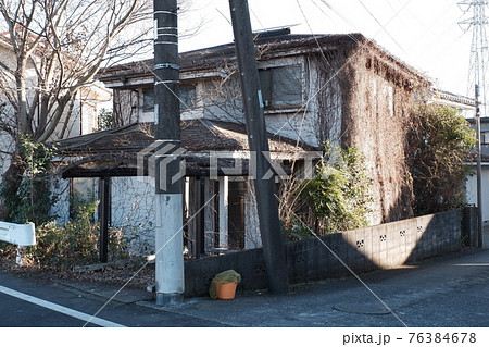 放棄された住宅 76384678