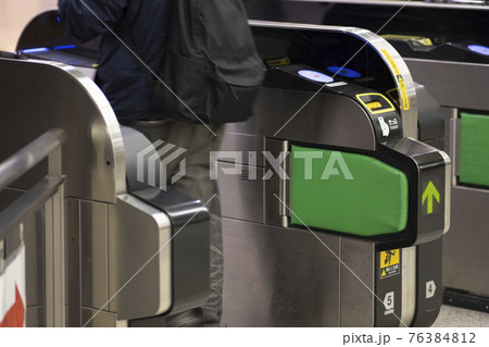 上野駅入谷口の改札 上野駅入谷口の改札 76384812