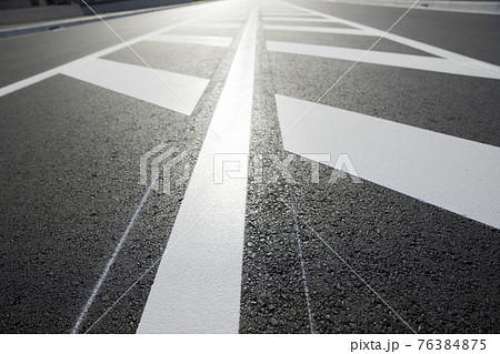 道路　路面標示　舗装したばかりのチョークの補助線跡が残っている開通前の新品道路 76384875
