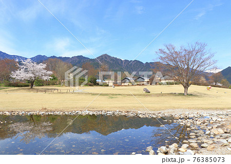 桜咲く春の安曇野ちひろ公園 桜咲く春の安曇野ちひろ公園 76385073
