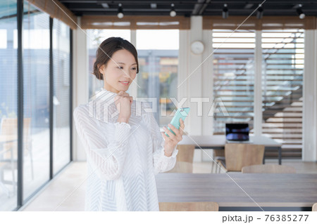 働く　女性　上半身　20代　 76385277